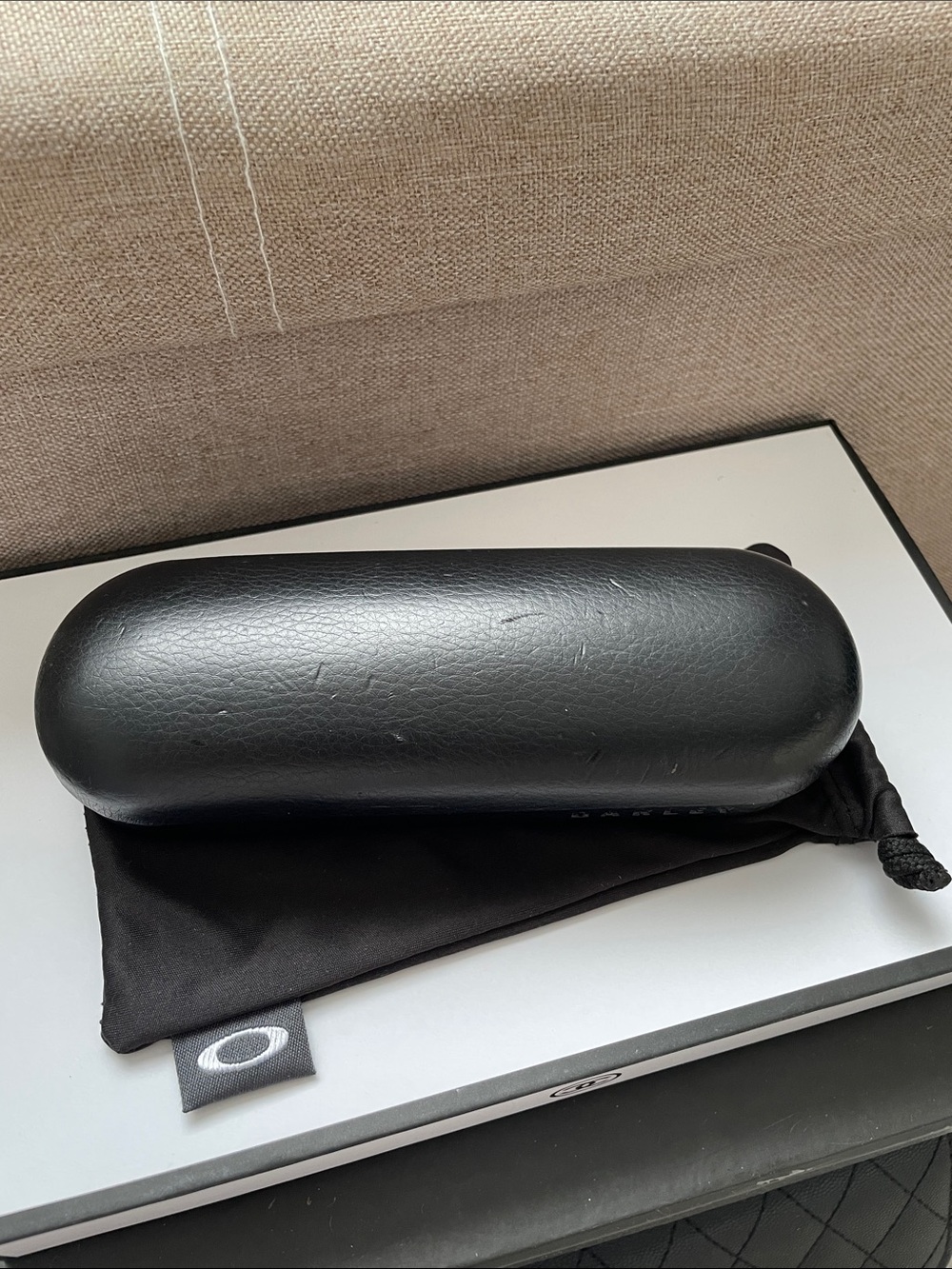 ✨Oakley Black Hard Sunglass / Glass Case with Black Microbag✨Preloved - Picture 4 of 6
